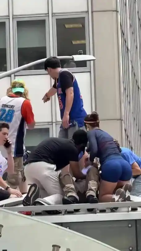 女子球场救人反遭狂热球迷多次偷吻，足球赛场的“过度热情”何时休？